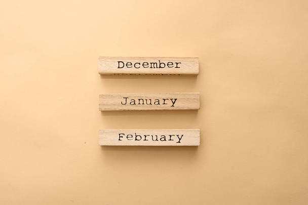 Деревянный календарь зимних месяцев на деревянных кубиках. Вид сверху Flat Lay Minimal
 - Фото, изображение