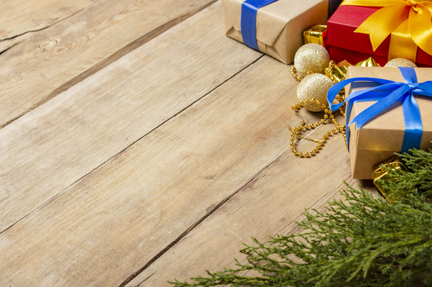 クリスマスの構図。贈り物、クリスマスの装飾、木製の背景にクリスマスツリーの小枝。冬の気分、クリスマス、冬の休日の概念。フラットレイアウト、トップビュー - 写真・画像