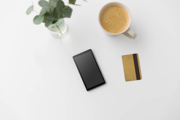 smartphone, credit card and cup of coffee - Foto, afbeelding