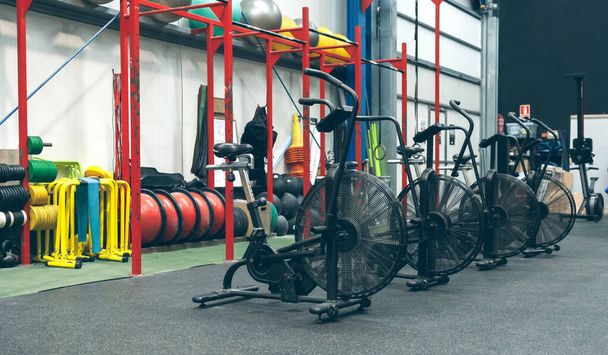 Gym avec vélos pneumatiques et équipements sportifs
 - Photo, image