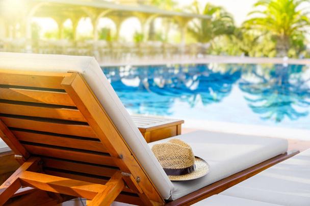 Salón con sombrero de sol y piscina en complejo de lujo
 - Foto, Imagen