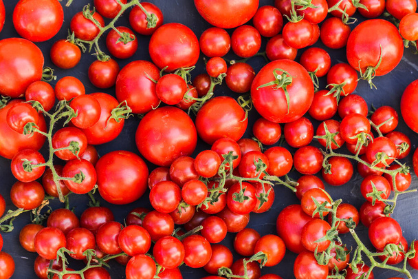 Tomates crues sur fond noir
. - Photo, image