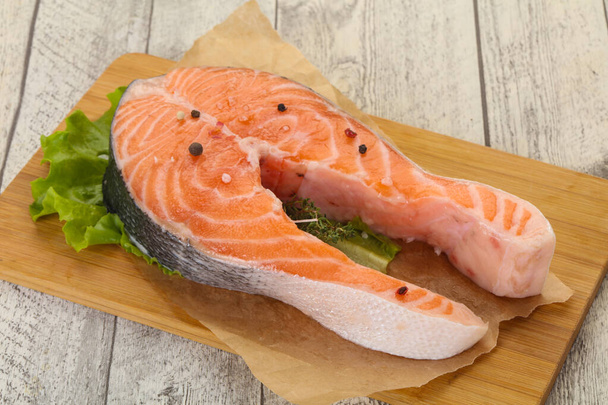 Filete de salmón crudo listo para asar
 - Foto, imagen