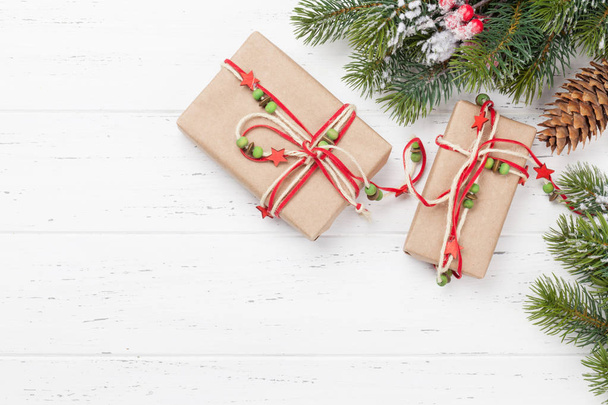Vánoční přání s dárkovými krabicemi a větví jedle - Fotografie, Obrázek