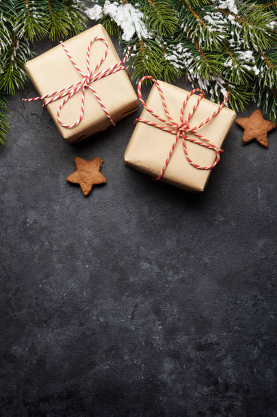 Різдвяна листівка з подарунковими коробками та гілкою ялинки
 - Фото, зображення