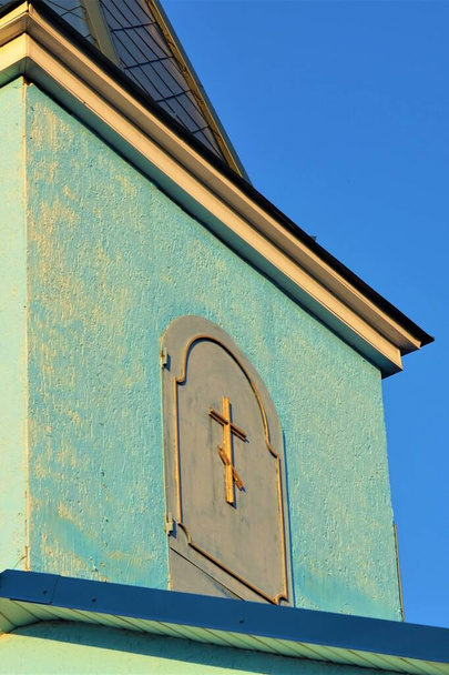 Fasáda pravoslavné církve s malými klenutými dveřmi - Fotografie, Obrázek