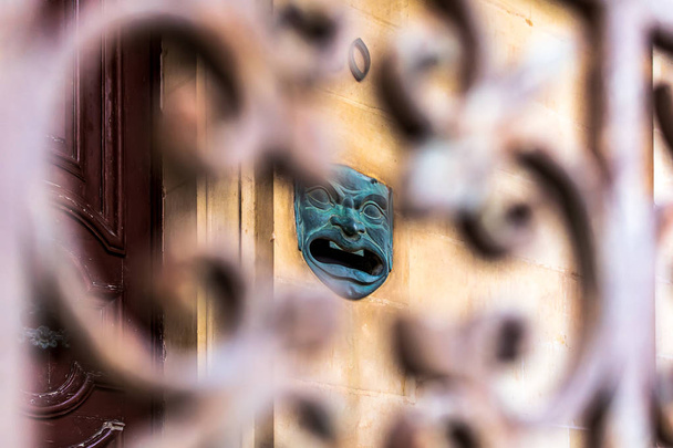 Malta, Sliema 'da demirden çitlerin arkasından çekilen tarihi eskimiş yüz şekilli posta kutusu.. - Fotoğraf, Görsel