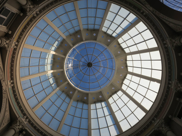 dome with glass windows of a passage in The Hague - Foto, afbeelding