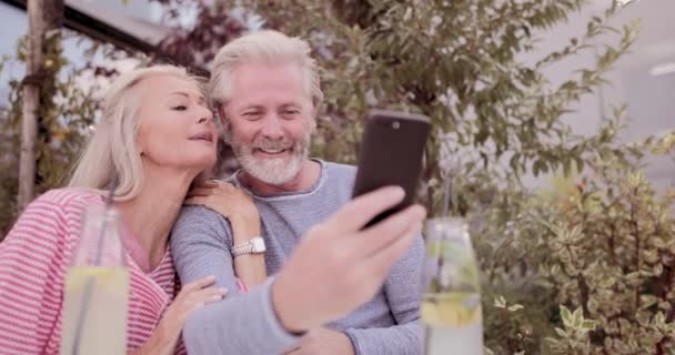 Pareja adulta mayor tomando selfie en vacaciones
 - Imágenes, Vídeo