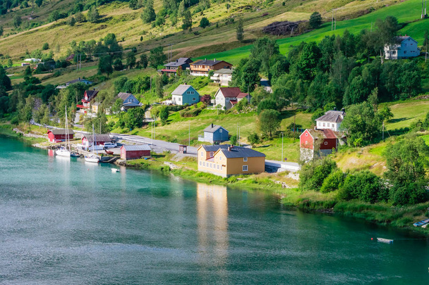Μικρά σπίτια στο Olden, Norway.Olden είναι ένα χωριό και αστική περιοχή - Φωτογραφία, εικόνα