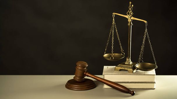 Symboles Droit et Justice sur table en bois avec fond de livres flous
. - Photo, image