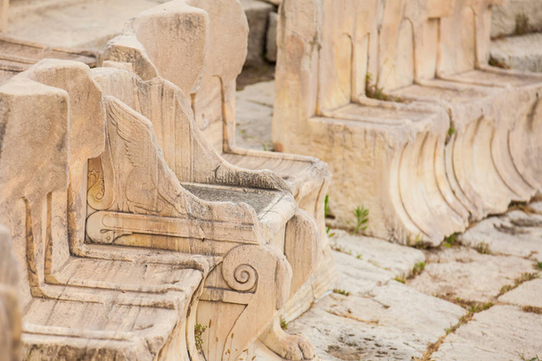 Milattan önce 6. yüzyıldan kalma Atinalı Akropolis 'in eteğinde inşa edilen Dionysus Eleuthereus Tiyatrosu' ndaki oturma yerlerinin ayrıntıları. - Fotoğraf, Görsel