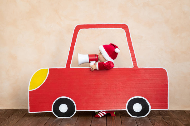 Bambino felice vestito costume di Babbo Natale giocare a casa
 - Foto, immagini