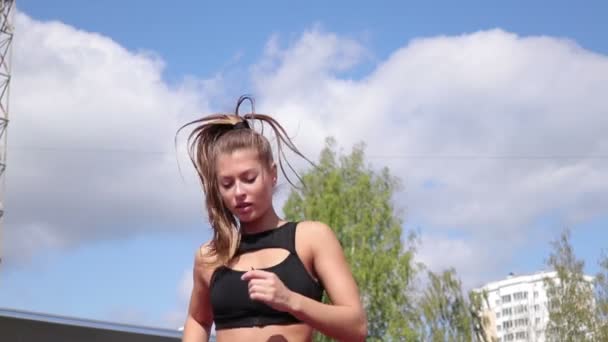 Slim izzadt nő fut atlétikai területen - Felvétel, videó