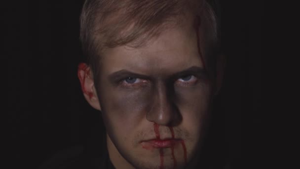 Портрет Хеллоуїна. Хлопець з кров'ю на обличчі. Страшний макіяж
 - Кадри, відео