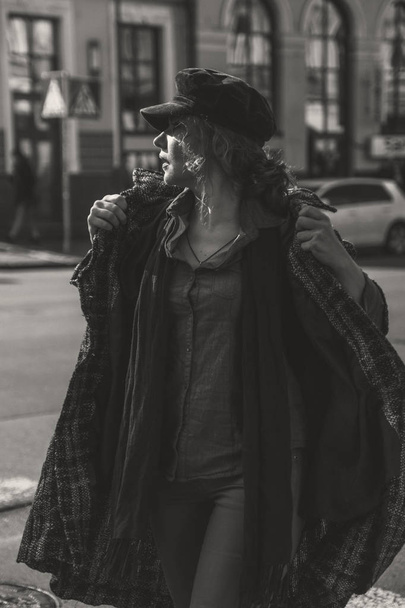 Starsza, dorosła, kaukaska kobieta na spacerze po europejskiej ulicy. Jesień - Zdjęcie, obraz