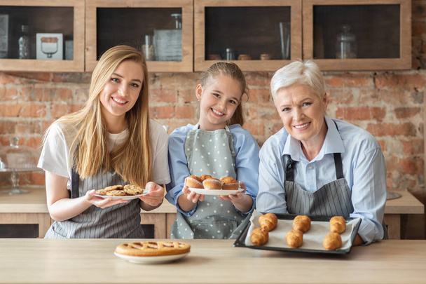 Boldog nők, akik frissen sült házi süteményt mutatnak be - Fotó, kép