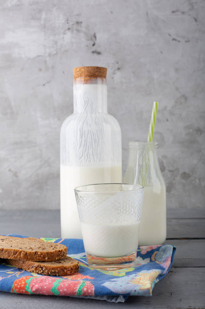 Kefir drink and bread on the gray background - Foto, Bild