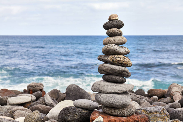 Empilement de pierre sur une plage, équilibre et harmonie concept
. - Photo, image