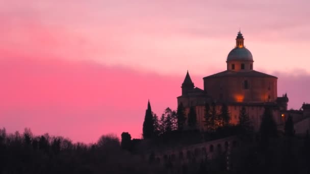 San Lucan kirkko hämärässä
 - Materiaali, video
