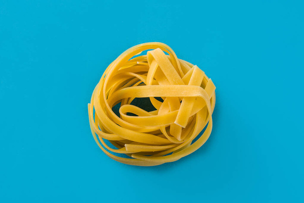 Capellini Pasta auf blauem Hintergrund - Foto, Bild