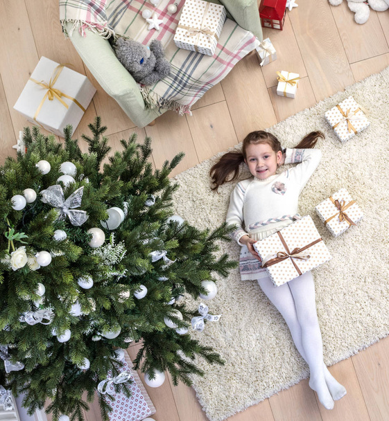 little girl under the Christmas tree - Zdjęcie, obraz