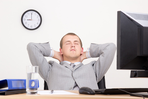 молодий бізнесмен спить на роботі
 - Фото, зображення