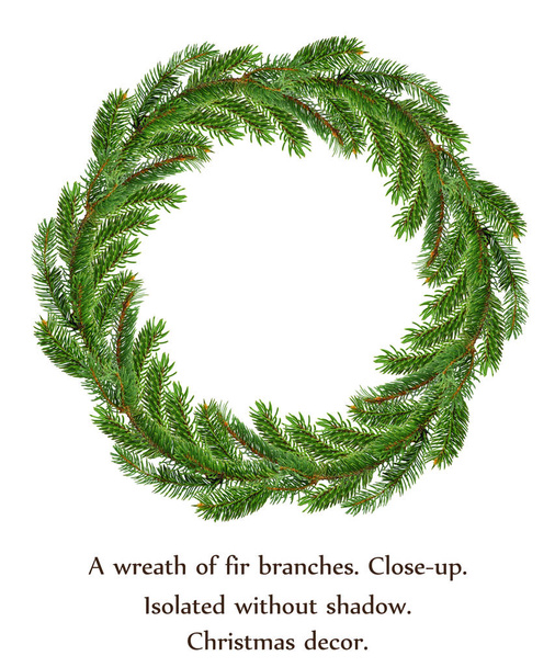 クリスマスツリーの枝で作られた大きなお祝いの花輪。丸いキリスト - 写真・画像
