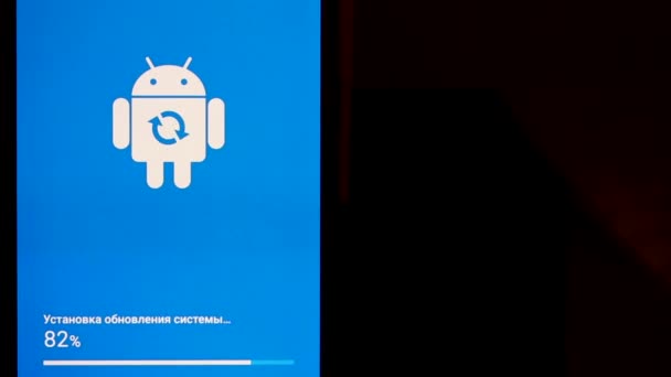 Moszkva, Oroszország - 2019. július: Android robot logó ikon a Samsung okostelefon képernyőjén a szoftverfrissítés telepítése során. - Felvétel, videó