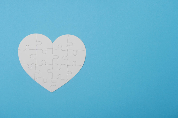 Valkoinen Puzzle Heart Shape sinisellä taustalla
 - Valokuva, kuva