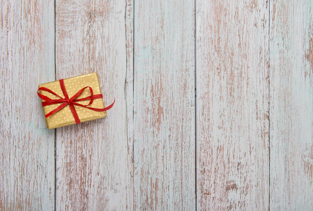 Caja de regalo de Navidad colocada en tablones de madera
 - Foto, Imagen