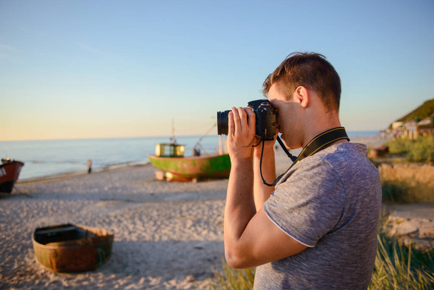 sylwetka młodego fotografa na plaży - Zdjęcie, obraz