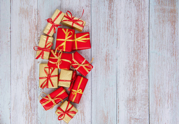Noel hediye kutuları üzerinde ahşap plakalar yerleştirilen - Fotoğraf, Görsel