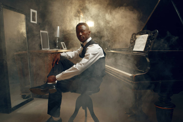 Afrikaanse vleugel pianist, jazz performance in club - Foto, afbeelding