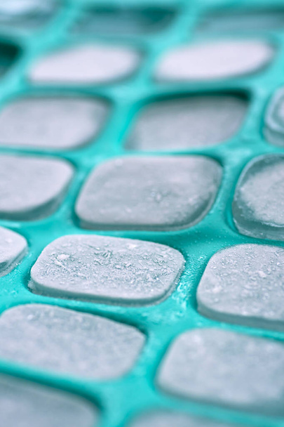 cubitos de hielo en molde de silicona verde - Foto, imagen