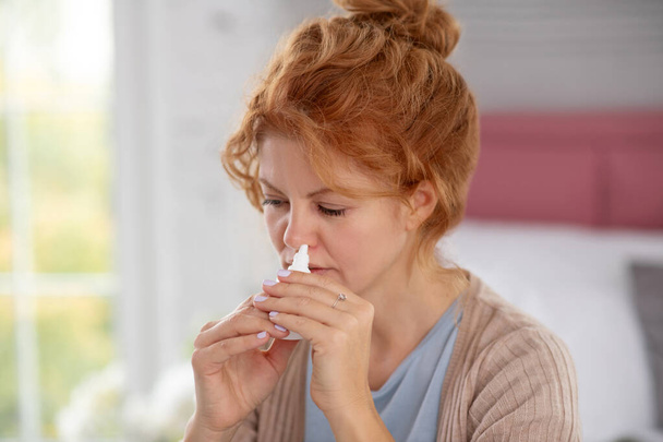 Mujer que tiene un día terrible mientras sufre de congestión nasal
 - Foto, Imagen