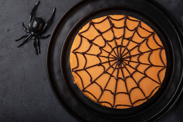 Halloween spider pumpkin cheesecake - Фото, изображение