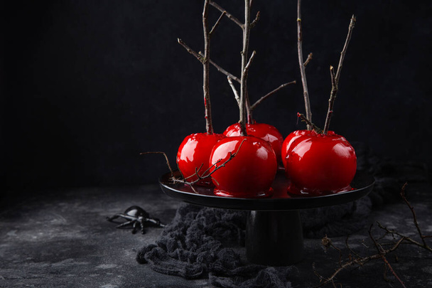 Halloween red caramelized candy apples - 写真・画像