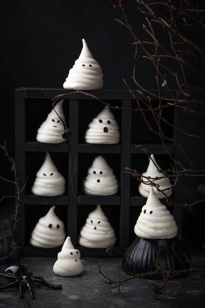 Halloween ghost meringues - Фото, изображение