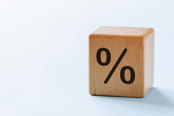 Один деревянный кубик с символом процента
 - Фото, изображение