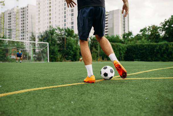 Erkek futbolcu sahada topla çalışıyor. Açık stadyumdaki futbolcu, maçtan önce antrenman, futbol antrenmanı. - Fotoğraf, Görsel