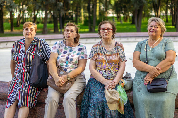 Elderly people walk the streets of the city. - Foto, Imagen