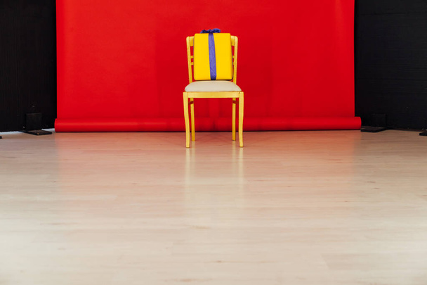 красный черный фон комнаты и золотой стул
 - Фото, изображение