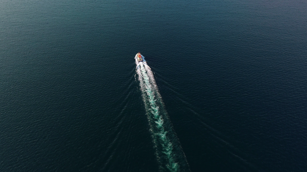 Κάτοψη του μεγάλου κενού πλοίου μεταφοράς εμπορευματοκιβωτίων που πλέει στη θάλασσα προς λιμάνι φόρτωσης - Πλάνα, βίντεο