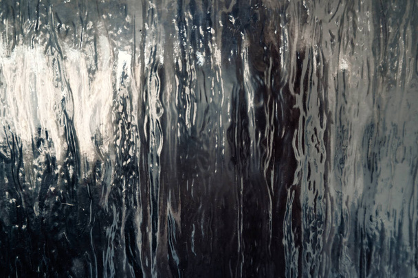 Texturált üveg sötét tükröződéssel, közelről - Fotó, kép