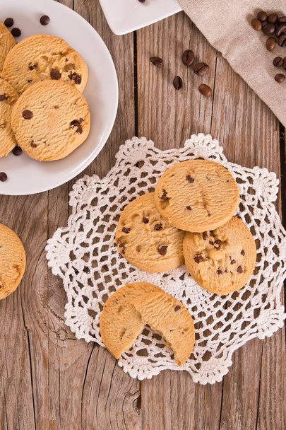 biscotti con gocce di cioccolato sul tavolo di legno. - Foto, immagini