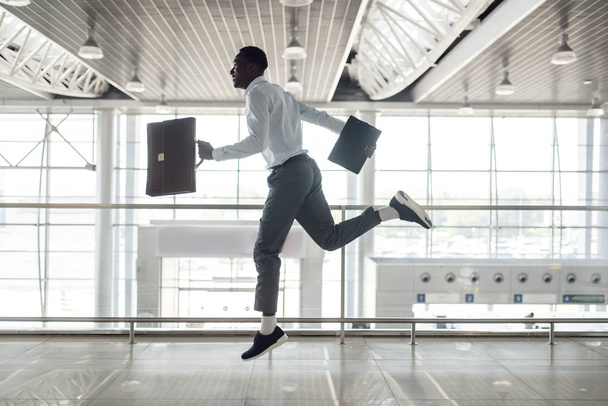 Африканский бизнесмен летает на крыльях счастья
. - Фото, изображение