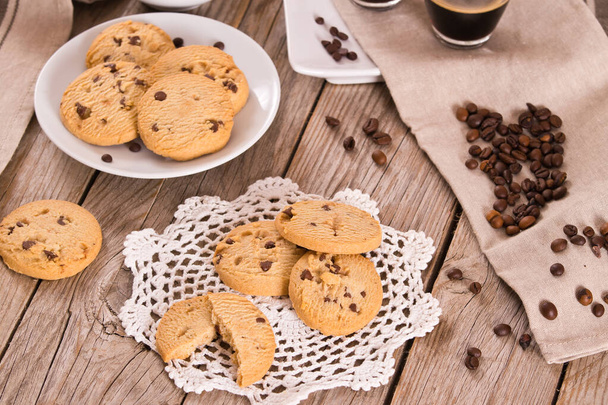 biscotti con gocce di cioccolato sul tavolo di legno. - Foto, immagini