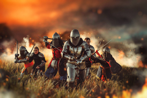 Средневековые рыцари в доспехах и шлемах с мечами и топорами на поле боя, великое сражение. Бронетанковые древние воины
 - Фото, изображение