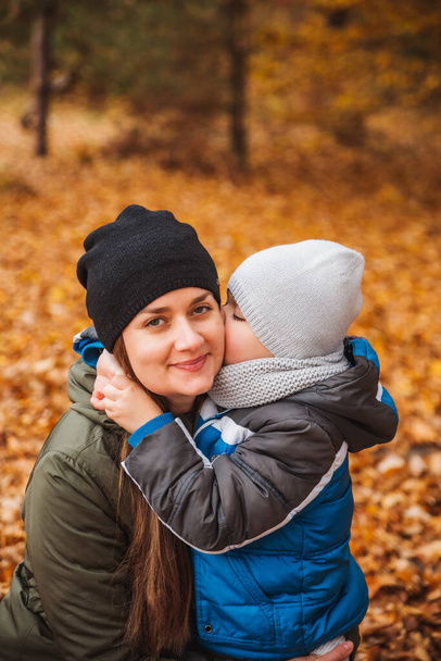 Porträt von Mutter mit kleinem Sohn im Herbst-Outfit - Foto, Bild